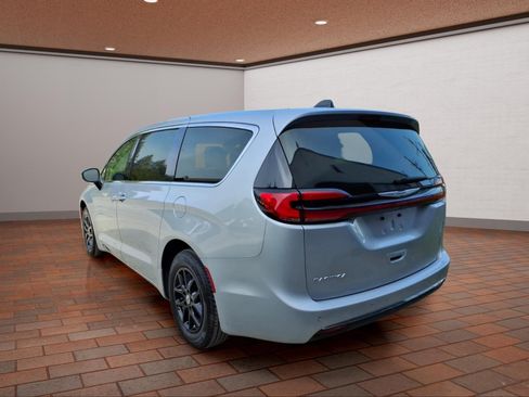 Used 2023 Chrysler Pacifica Touring-L FWD image 7