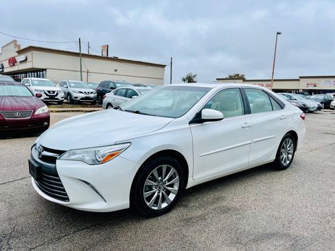 Used 2015 Toyota Camry XLE w/ Moonroof Package image 1