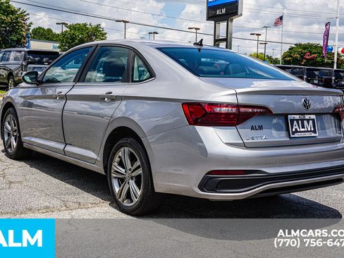 Used 2024 Volkswagen Jetta SE FWD image 8