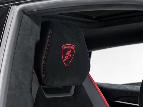 Used 2023 Lamborghini Urus Performante AWD/4WD image 42