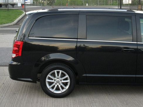 Used 2018 Dodge Grand Caravan SXT image 11
