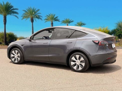 Used 2023 Tesla Model Y Long Range AWD/4WD image 3