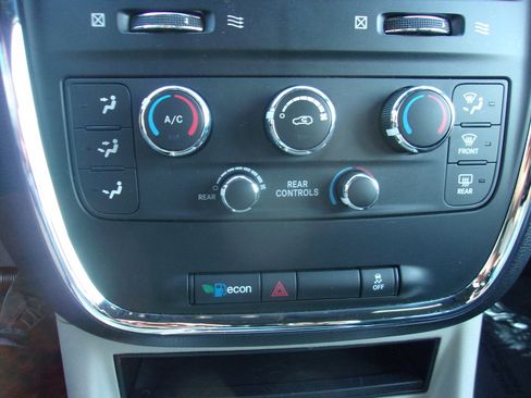 Used 2019 Dodge Grand Caravan SXT FWD image 24