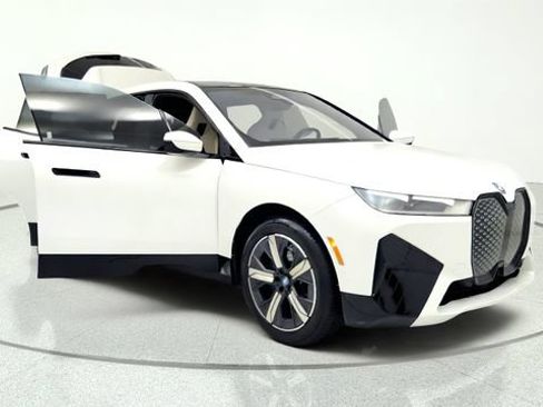 Used 2023 BMW iX xDrive50 w/ Sport Package AWD/4WD image 11