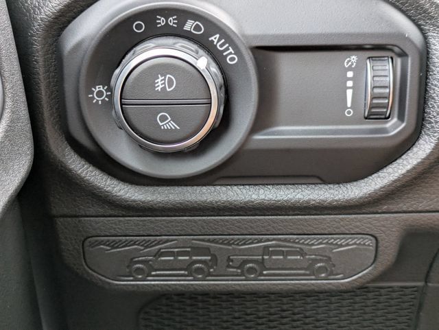 Used 2025 Jeep Gladiator Sport AWD/4WD image 16