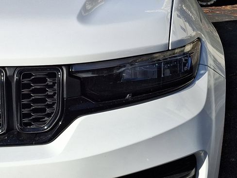 Certified 2024 Jeep Grand Cherokee Altitude image 9