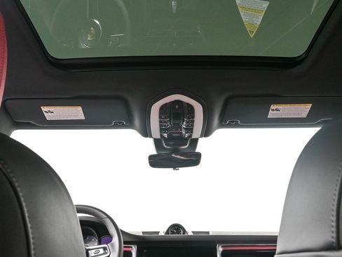 Certified 2025 Porsche Macan image 18