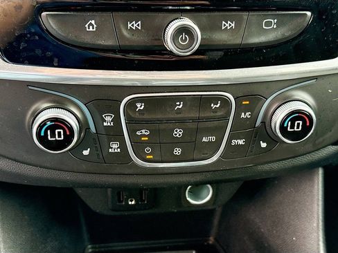 Used 2022 Chevrolet Traverse LT image 33