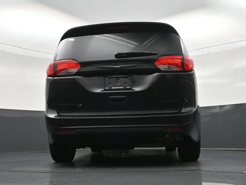 Used 2019 Chrysler Pacifica Limited w/ Advanced Safetytec Group FWD image 27