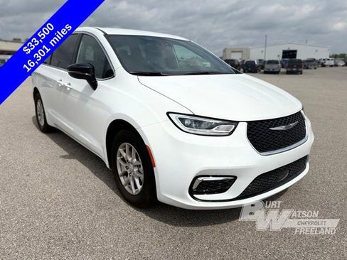 Used 2026 Chrysler Pacifica Select FWD image 8