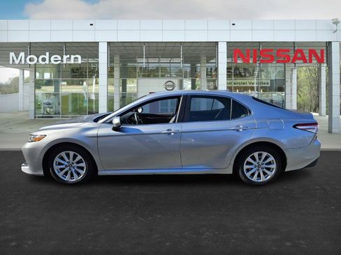 Used 2018 Toyota Camry LE image 6