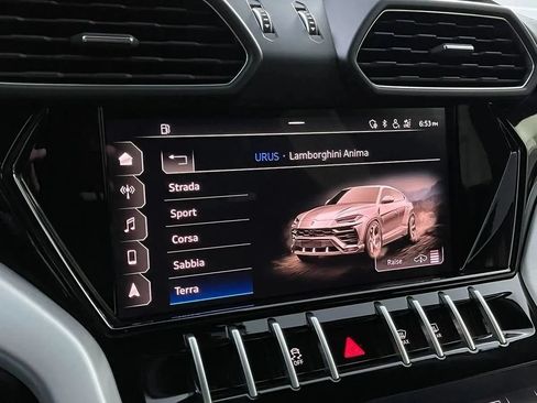 Used 2021 Lamborghini Urus AWD/4WD image 35