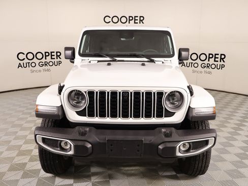 Used 2025 Jeep Wrangler Sahara image 10