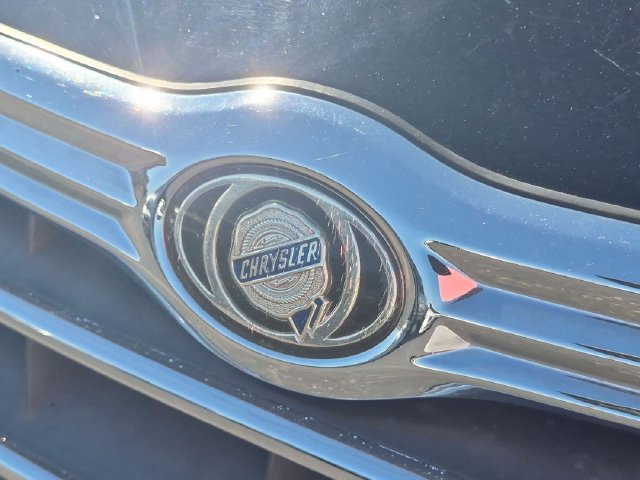 Used 2010 Chrysler Town & Country Touring w/ Safetytec Group FWD image 9