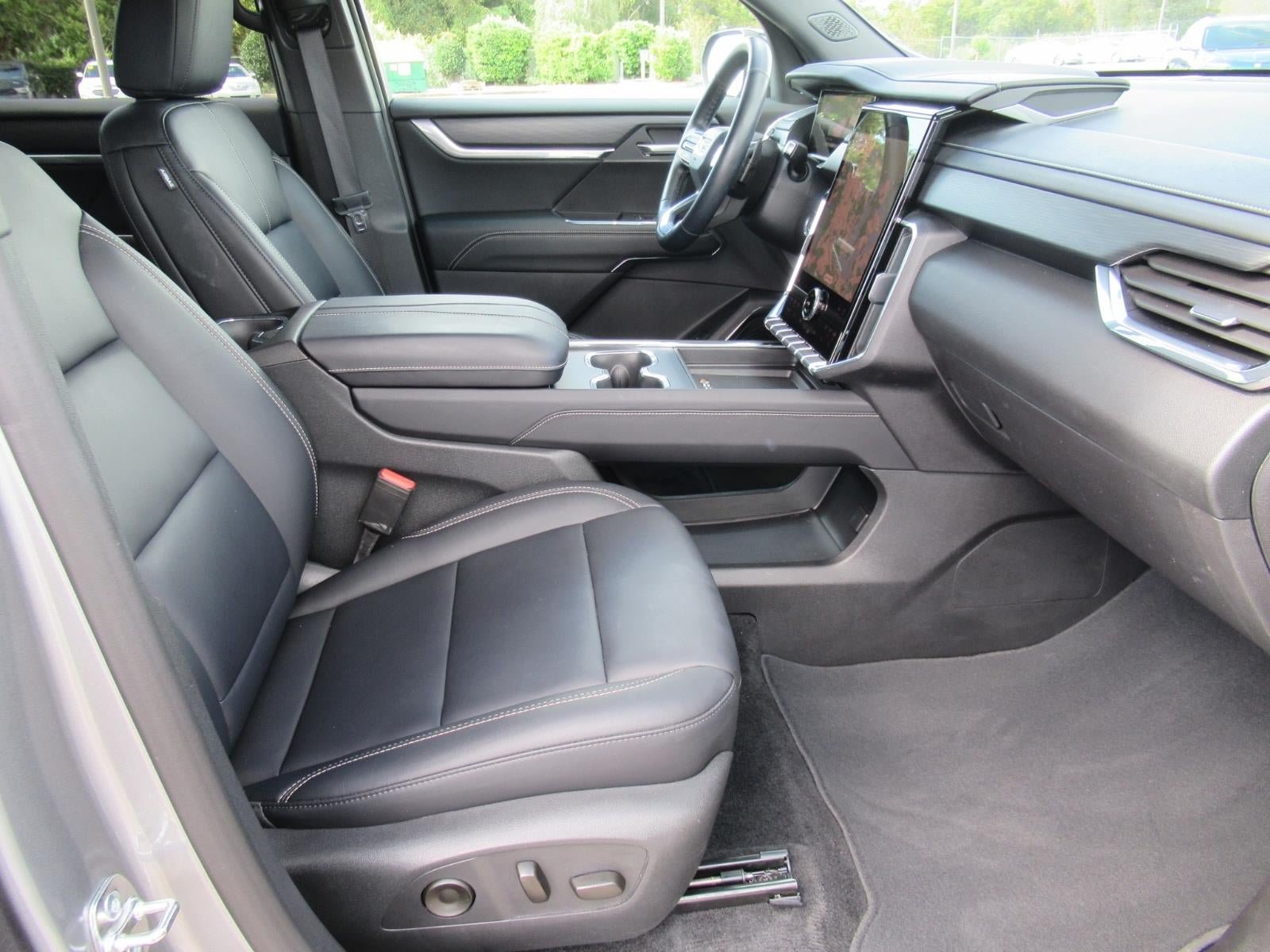 Used 2026 GMC Acadia Elevation w/ Elevation Premium Package FWD image 11