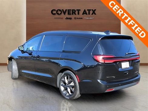 Used 2025 Chrysler Pacifica Limited image 3