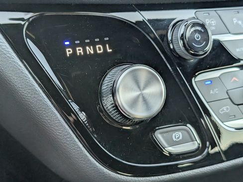 Used 2024 Chrysler Pacifica Limited FWD image 24