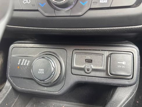 Used 2018 Jeep Renegade Latitude AWD/4WD image 27