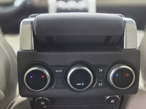 Used 2019 Land Rover Discovery HSE image 21