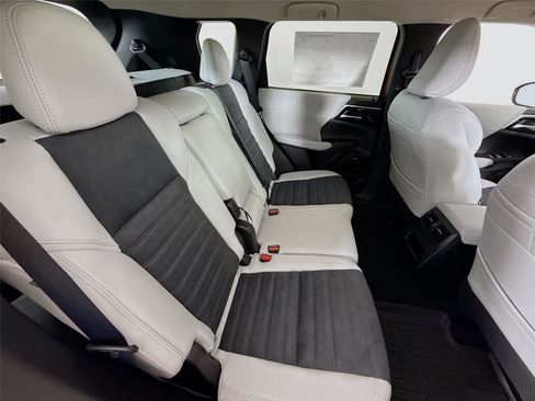 New 2025 Mitsubishi Outlander SE image 26