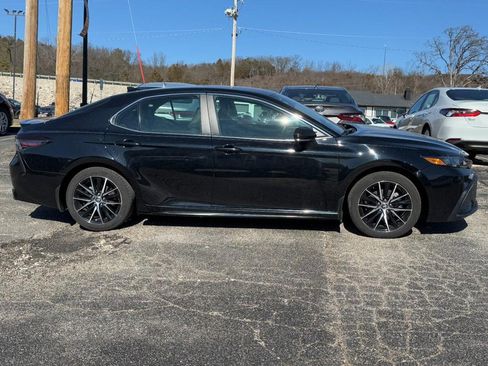 Used 2024 Toyota Camry SE image 2