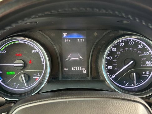Used 2020 Toyota Camry SE w/ Sunroof Package FWD image 24