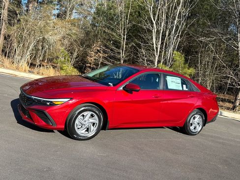 New 2026 Hyundai Elantra SE image 2