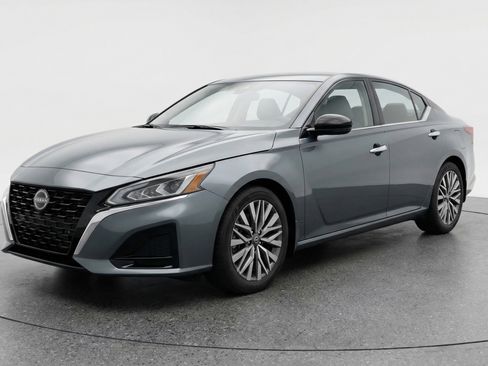 Used 2025 Nissan Altima 2.5 SV FWD image 3