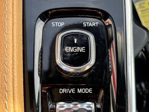 Used 2017 Volvo S90 T6 Momentum w/ Vision Package image 18