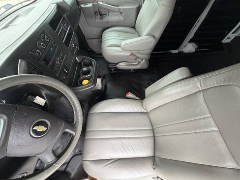 Used 2017 Chevrolet Express 2500 Extended RWD image 10