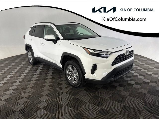 Used 2025 Toyota RAV4 XLE AWD/4WD image 1