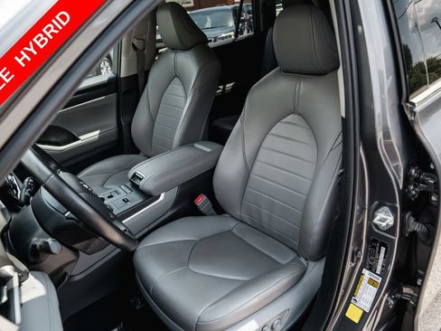 Used 2022 Toyota Highlander XLE FWD image 21