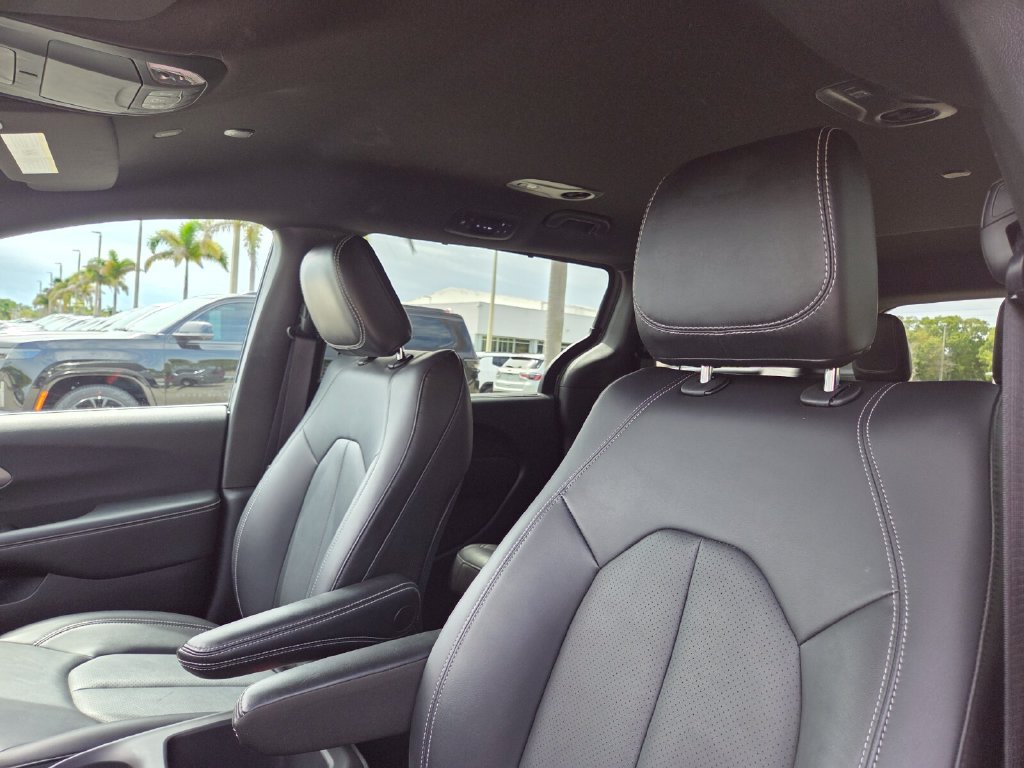 Used 2025 Chrysler Pacifica Select FWD image 29