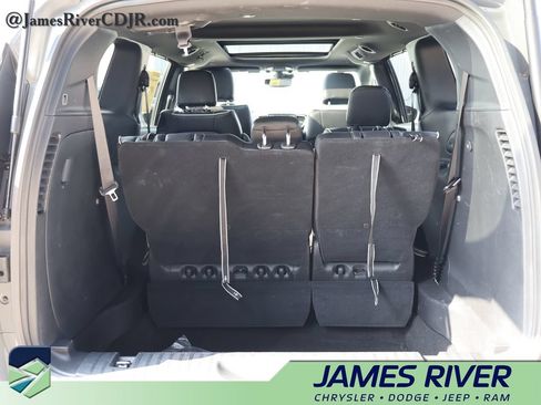 Used 2025 Chrysler Pacifica Limited FWD image 14