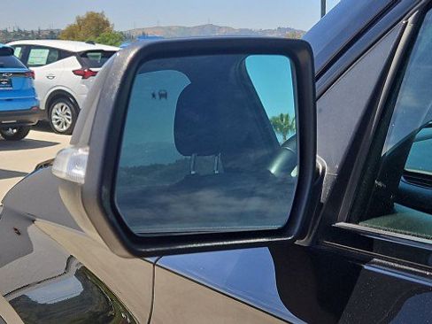 Used 2023 Chevrolet Traverse LT FWD image 19