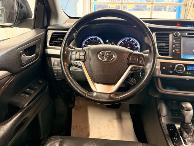 Used 2017 Toyota Highlander XLE w/ Protection Package #3 AWD/4WD image 18