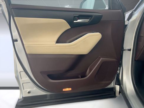 Used 2020 Toyota Highlander XLE image 21