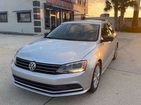 Used 2015 Volkswagen Jetta SE FWD image 1