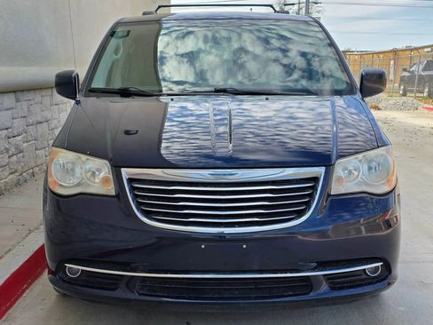Used 2014 Chrysler Town & Country Touring image 9