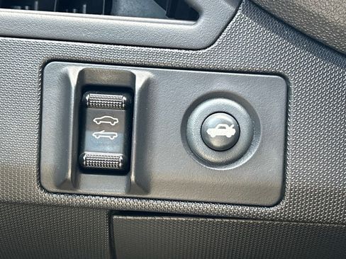 Used 2009 Chrysler Sebring Limited FWD image 21