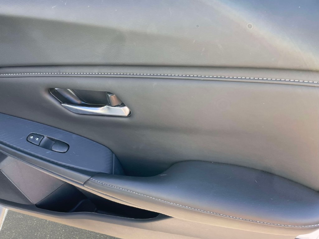 Used 2025 Nissan Sentra SV FWD image 9