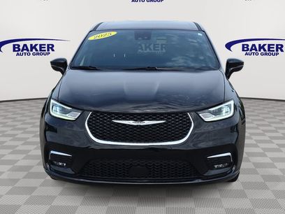 Used 2025 Chrysler Pacifica Select