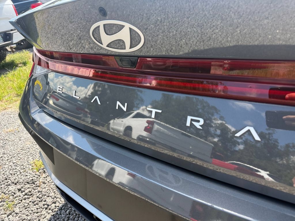Used 2025 Hyundai Elantra SEL FWD image 16