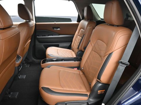 Certified 2025 Nissan Pathfinder Platinum FWD image 11