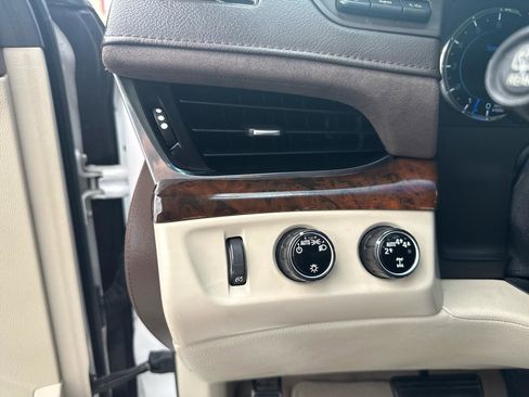 Used 2017 Cadillac Escalade Luxury AWD/4WD image 30