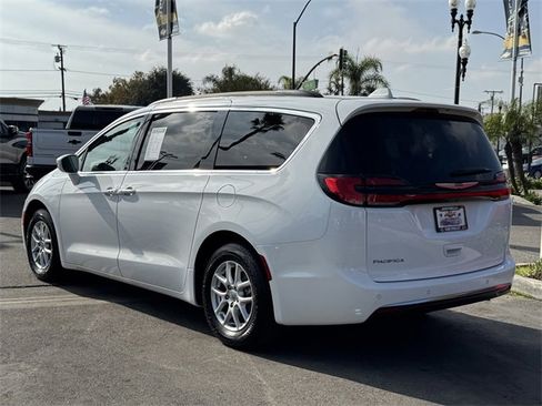 Used 2022 Chrysler Pacifica Touring-L image 2