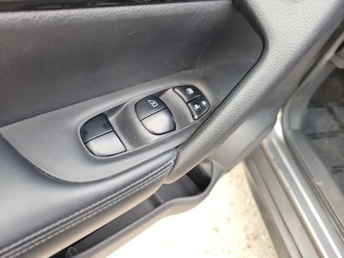 Used 2017 Nissan Rogue SV image 19