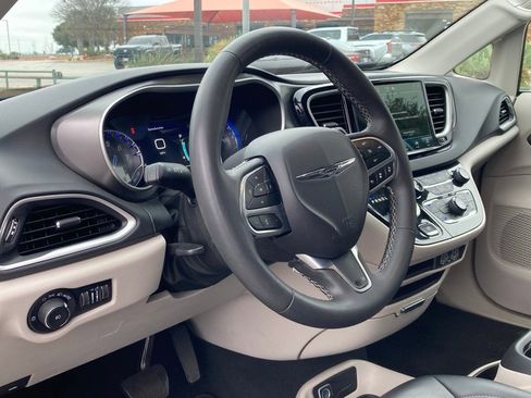 Used 2023 Chrysler Pacifica Touring-L image 9