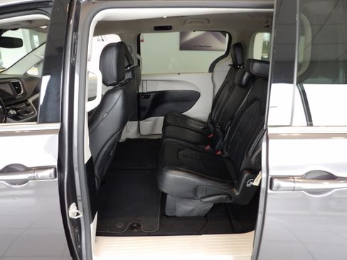 Used 2019 Chrysler Pacifica Touring-L image 15