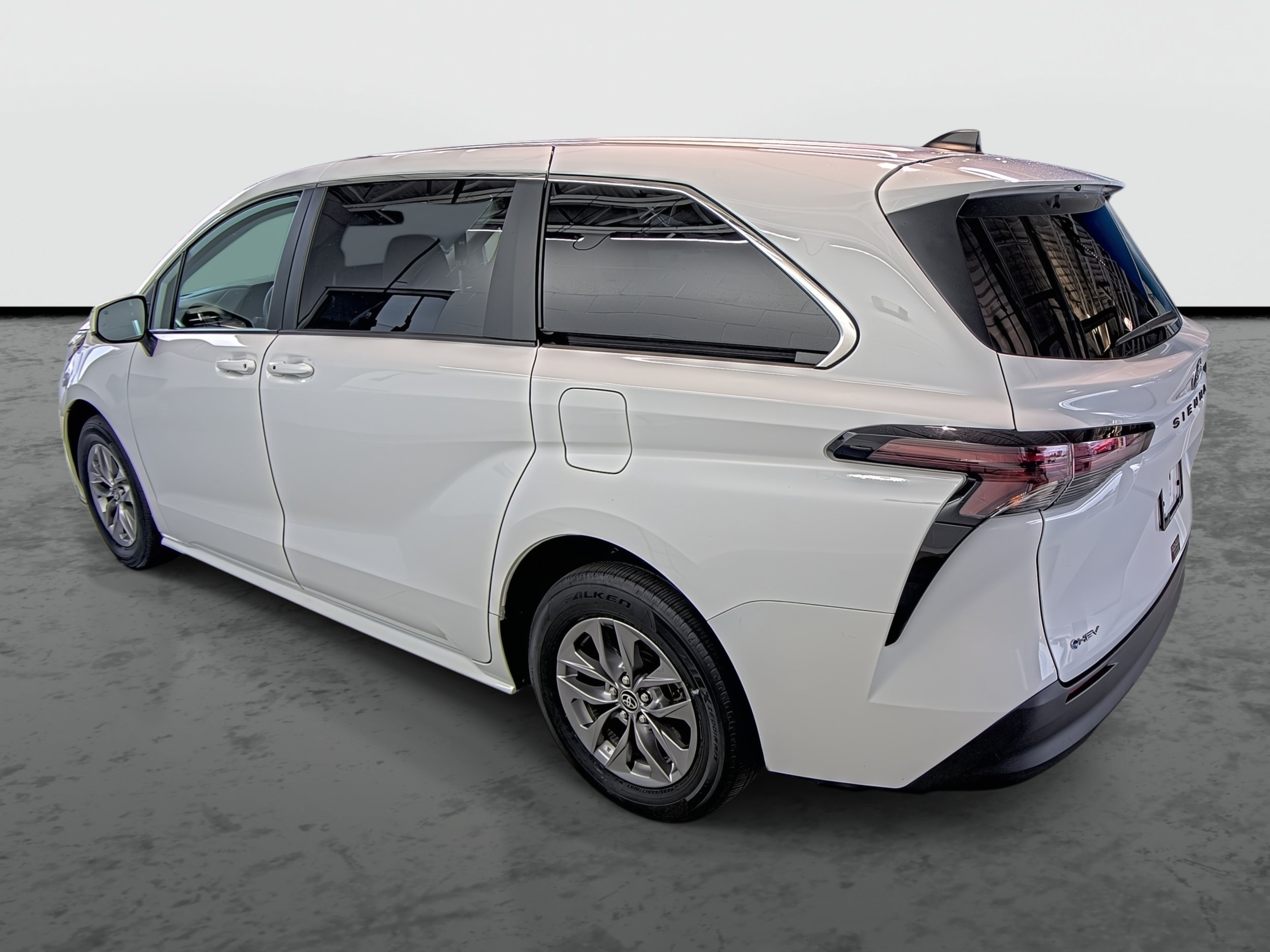 Used 2025 Toyota Sienna LE FWD image 11